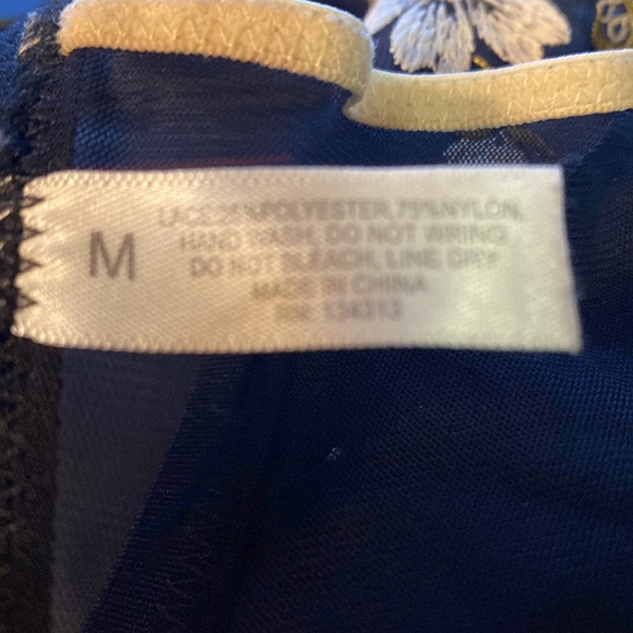 Cute Lightweight Black Sheer Embroidered White Flowers Bra Size Medium EUC - Picture 4 of 4